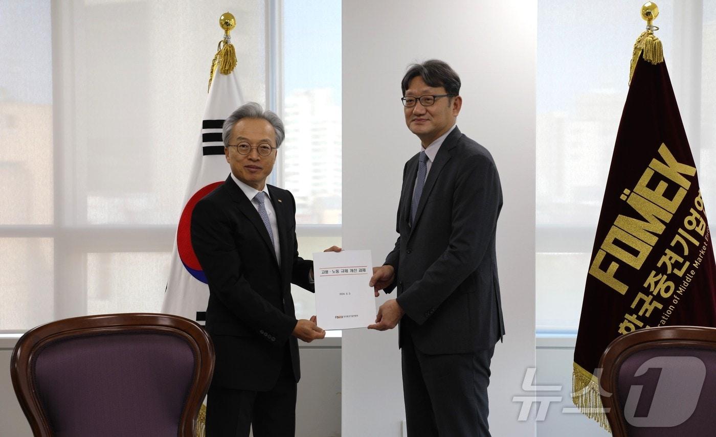 기념 촬영하는 최진식 한국중견기업연합회 회장&#40;왼쪽&#41;과 권기섭 경제사회노동위원회 위원장&#40;한국중견기업연합회 제공&#41;