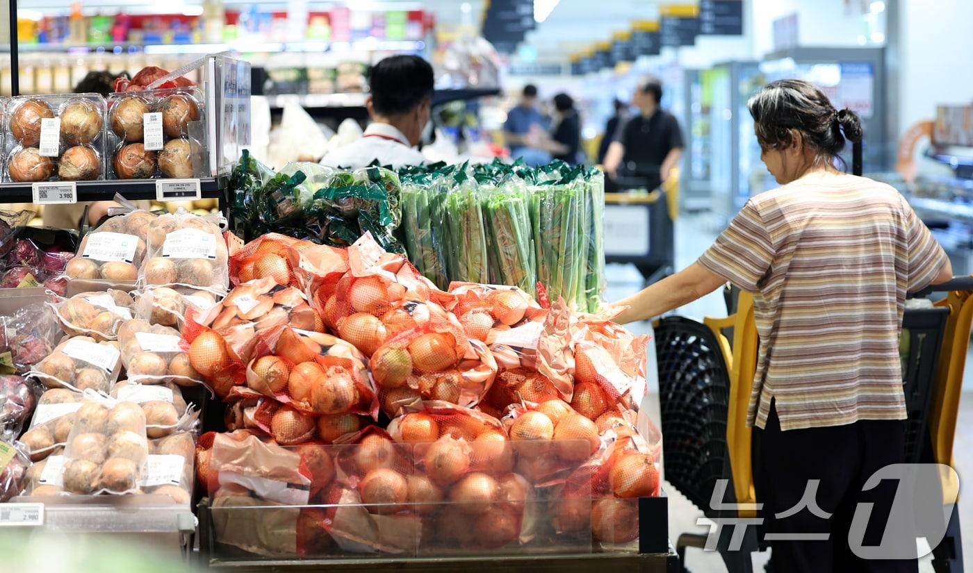 8월 소비자물가가 1년 전보다 2.0% 오르며 3년 5개월 만에 최저 상승률을 기록한 3일 오전 서울 시내의 대형마트를 찾은 시민들이 장을 보고 있다.2024.9.3/뉴스1 ⓒ News1 박정호 기자