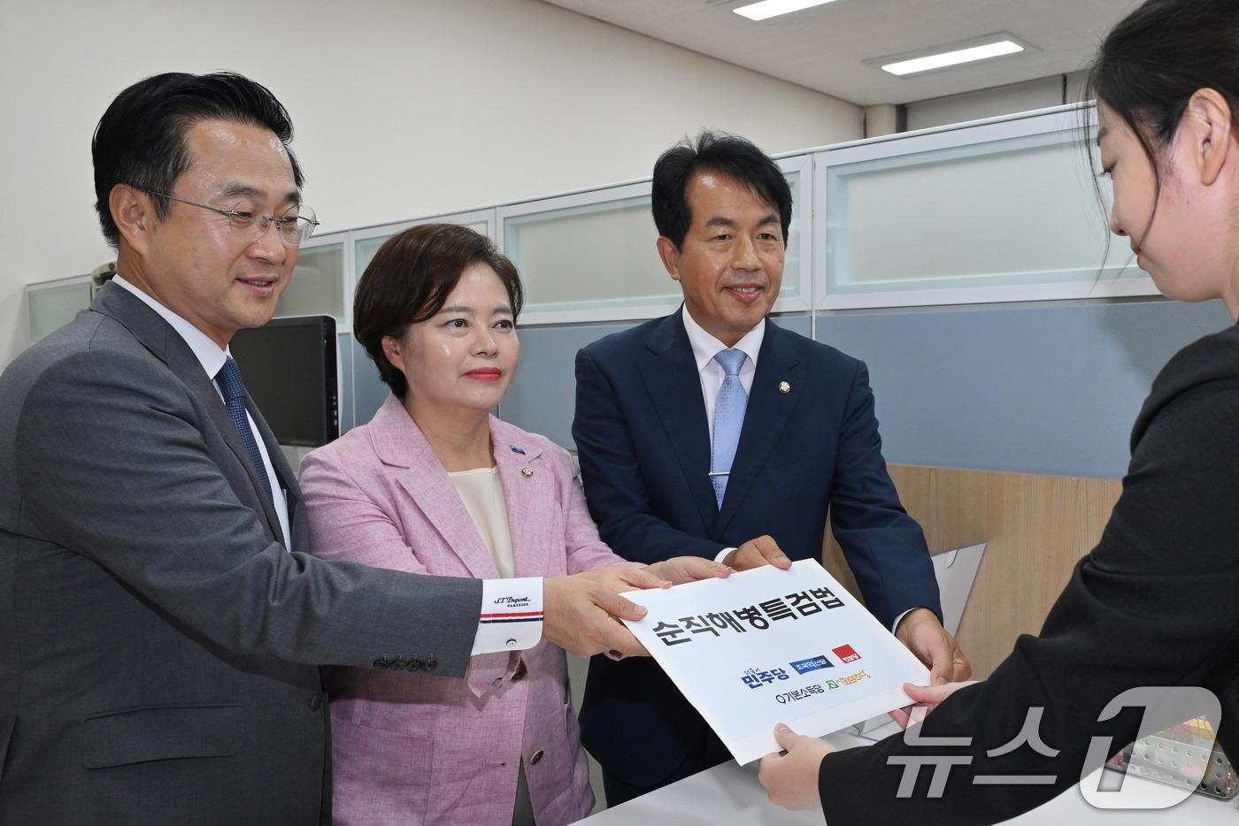 박성준 더불어민주당 의원&#40;왼쪽부터&#41;, 정춘생 조국혁신당 의원, 윤종오 진보당 의원이 3일 오후 서울 여의도 국회 의안과에 야5당이 공동발의한 순직해병특검법을 제출하고 있다. &#40;공동취재&#41; 2024.9.3/뉴스1 ⓒ News1 신웅수 기자