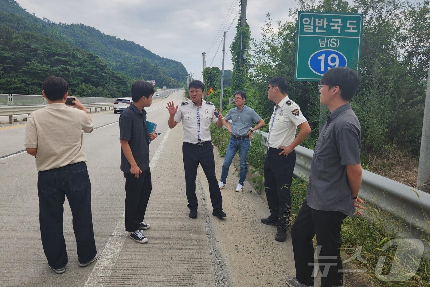  3일 충북 충주경찰서는 국도 19호선 원주~충주 구간에 단속 카메라를 운용한다고 밝혔다. 사진은 현장 회의.&#40;충주경찰서 제공&#41;2024.9.3/뉴스1