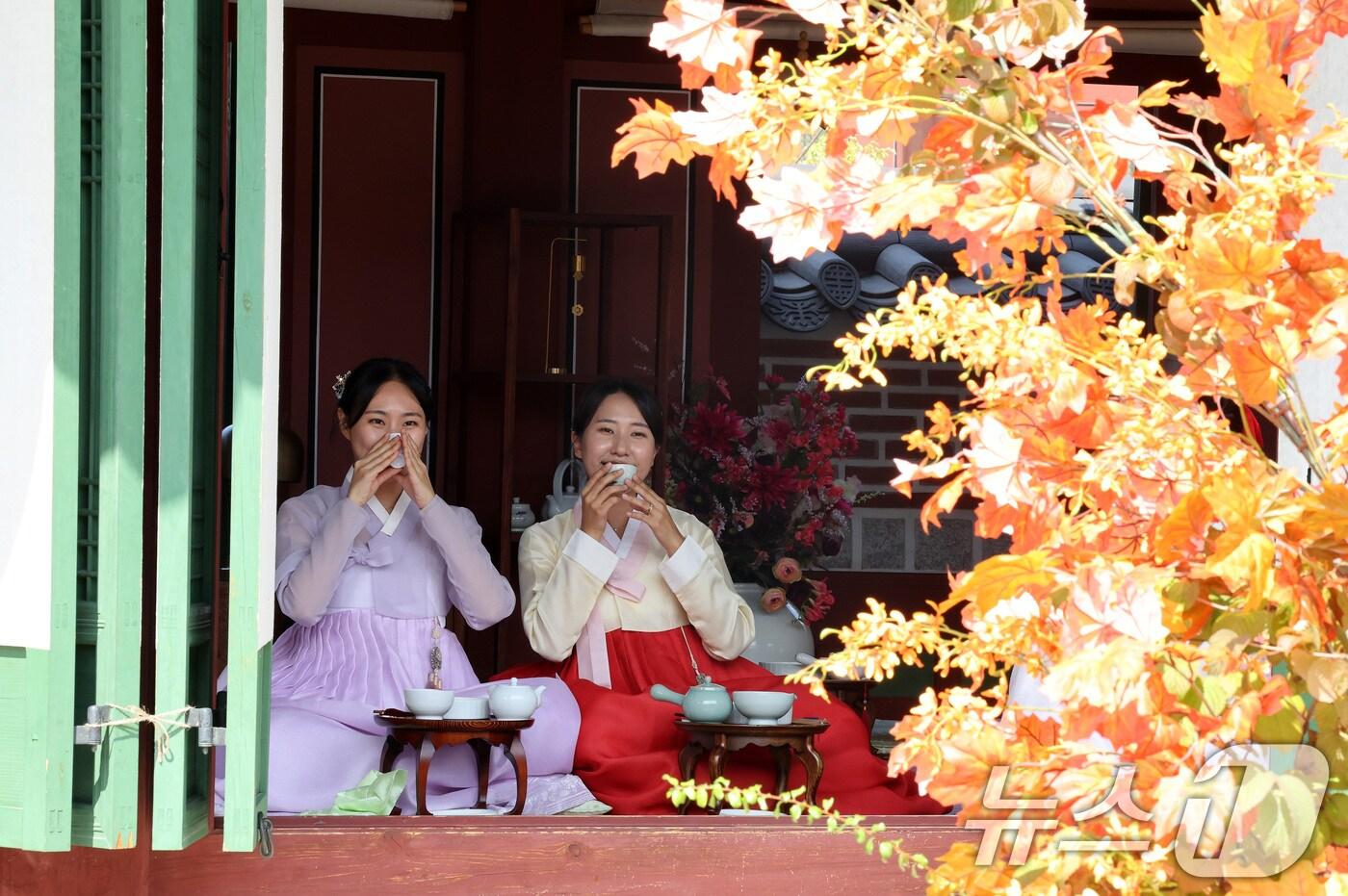 3일 오후 서울 종로구 경복궁에서 열린 2024년 하반기 경복궁 생과방 사전행사 참석자들이 궁중다과와 약차를 체험하고 있다. 2024.9.3/뉴스1 ⓒ News1 이동해 기자