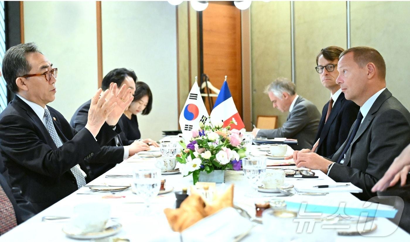 조태열 외교장관이 에마뉘엘 본 프랑스 대통령실 외교수석과 조찬 면담을 가졌다. &#40;외교부 제공&#41; 