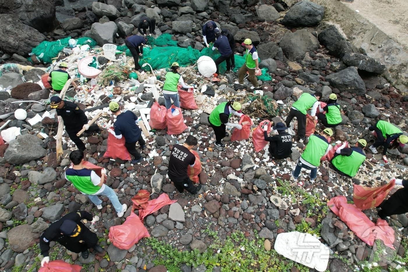 제주해양경찰청과 진에어, 가톨릭아동청소년재단이 3일 오후 제주시 한경면 차귀도에서 해양쓰레기를 수거하고 있다.&#40;제주해경청 제공&#41;/뉴스1 