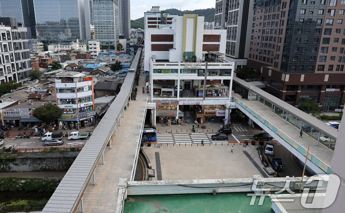 3일 서울 종로구 세운상가 공중 보행로가 한산한 모습을 보이고 있다. 서울시는 세운상가 공중보행로 철거에 관한 행정 절차를 진행한 뒤 주민 의견 수렴 등을 반영해 내년부터 철거 공사에 들어갈 계획이다.  2024.9.3/뉴스1 ⓒ News1 이동해 기자