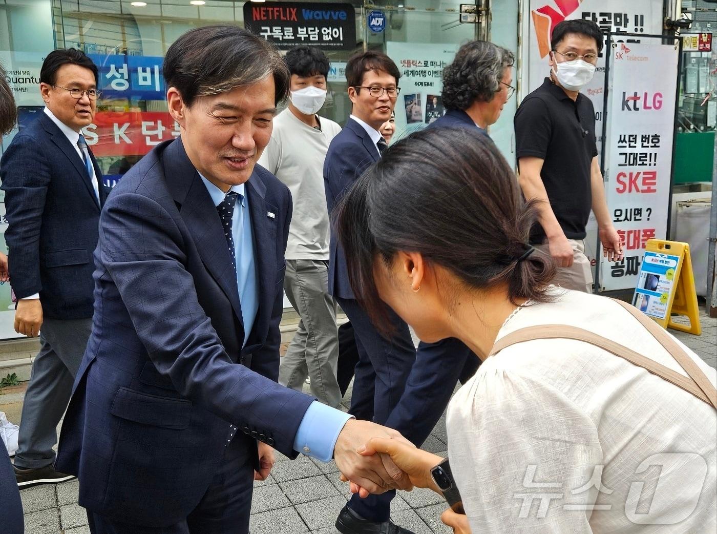 조국 조국혁신당 대표가 3일 오후 부산 금정구 부산대 인근 상권을 돌며 상인들과 인사하고 있다. ⓒ News1 조아서 기자