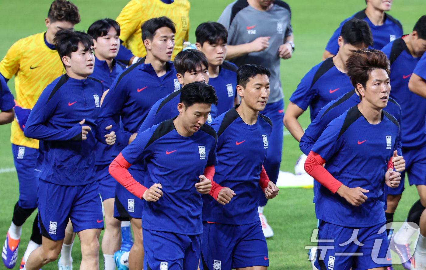 손흥민을 비롯한 대한민국 축구 국가대표팀 선수들이 3일 오후 경기 고양시 고양종합운동장에서 훈련을 하고 있다. 대표팀은 오는 5일 서울 상암월드컵경기장에서 팔레스타인과 2026 국제축구연맹&#40;FIFA&#41; 북중미 월드컵 3차 예선 1차전을 치른다. 2024.9.3/뉴스1 ⓒ News1 김도우 기자