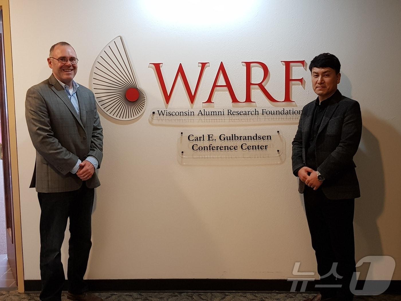 고재철 지비 대표&#40;오른쪽&#41;가 미국 위스콘신대학교의 연구재단 WARF&#40;Wisconsin Alumni Research Foundation&#41;와 클로스트리디움 보툴리눔톡신&#40;Clostridium botulinum strain&#41; 62A균주에 대한 독점 라이선스 계약을 체결한 뒤 사진 촬영을 하고 있다.&#40;지비 제공&#41;/뉴스1 ⓒ News1