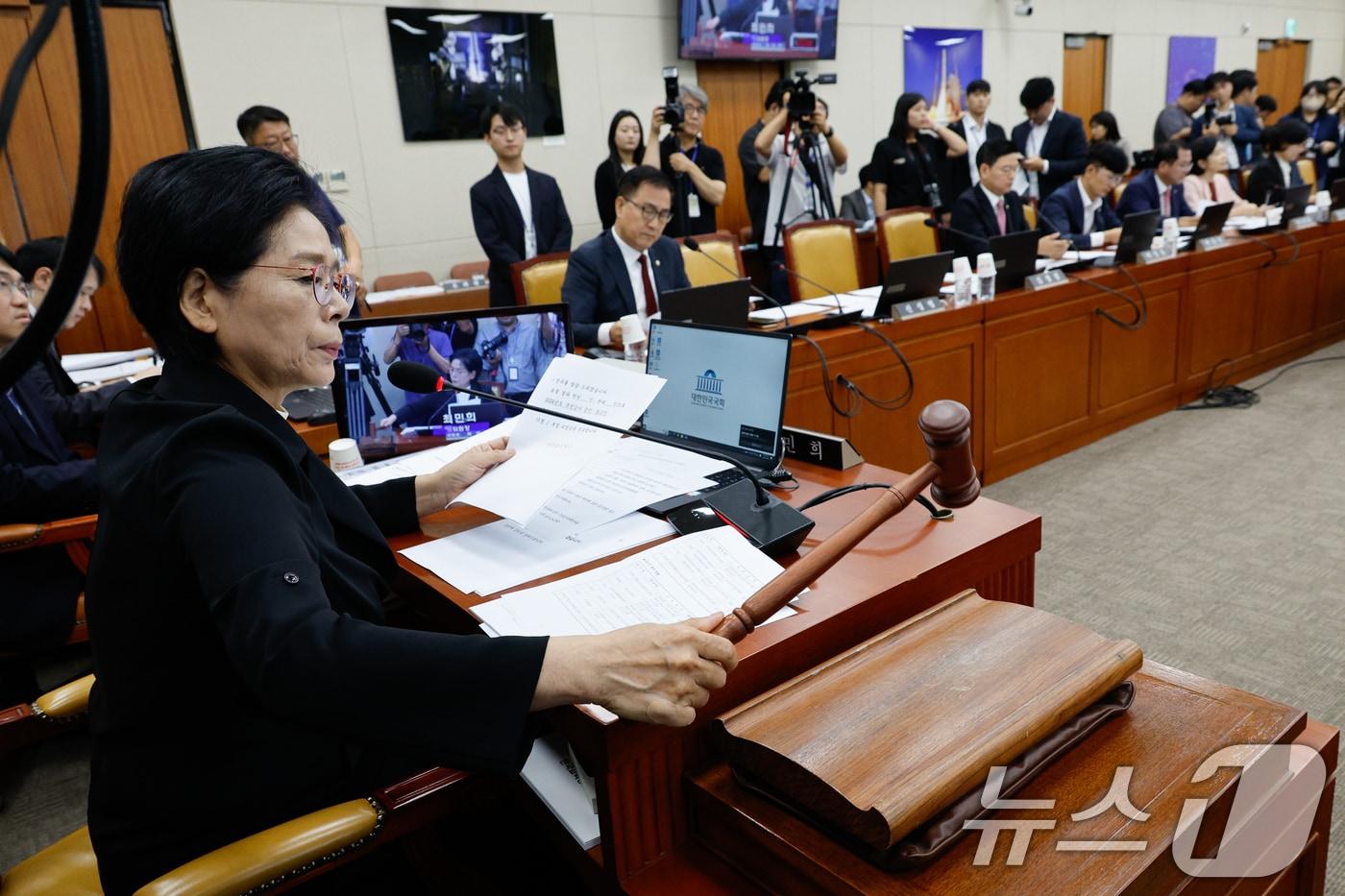 최민희 국회 과학기술정보방송통신위원회 위원장이 30일 오전 서울 여의도 국회에서 ‘방송통신심의위원회 위원장의 청부민원과 공익신고자 탄압 등에 대한 진상규명 청문회’에 앞서 2024년도 국정감사 증인·참고인 출석요구 변경의 건과 관련 의사봉을 두드리고 있다. 2024.9.30/뉴스1 ⓒ News1 안은나 기자