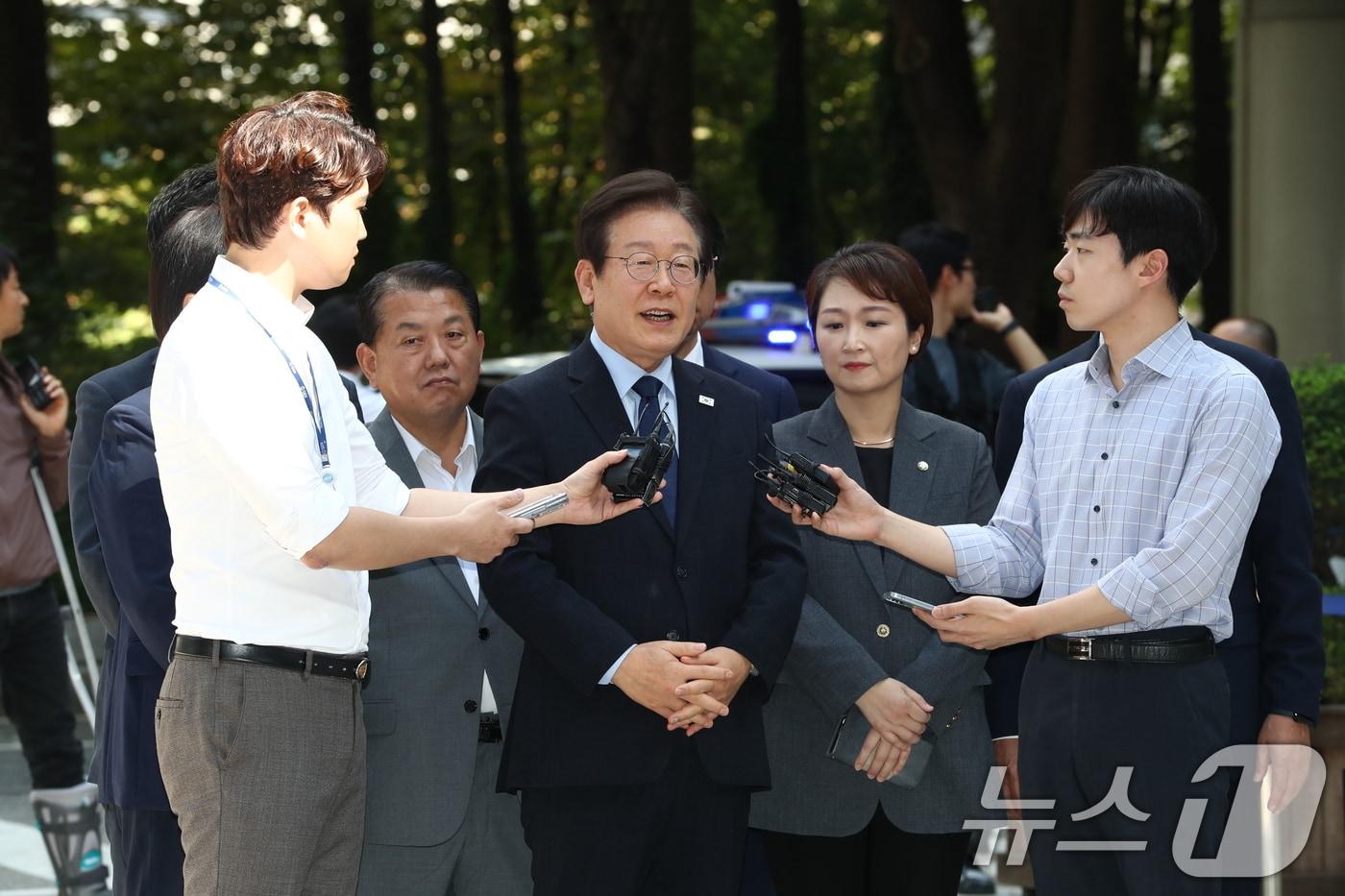 이재명 더불어민주당 대표가 30일 서초구 서울중앙지방법원에서 열린 &#39;위증교사 혐의&#39; 1심 결심 공판에 출석하고 있다. 2024.9.30/뉴스1 ⓒ News1 박세연 기자