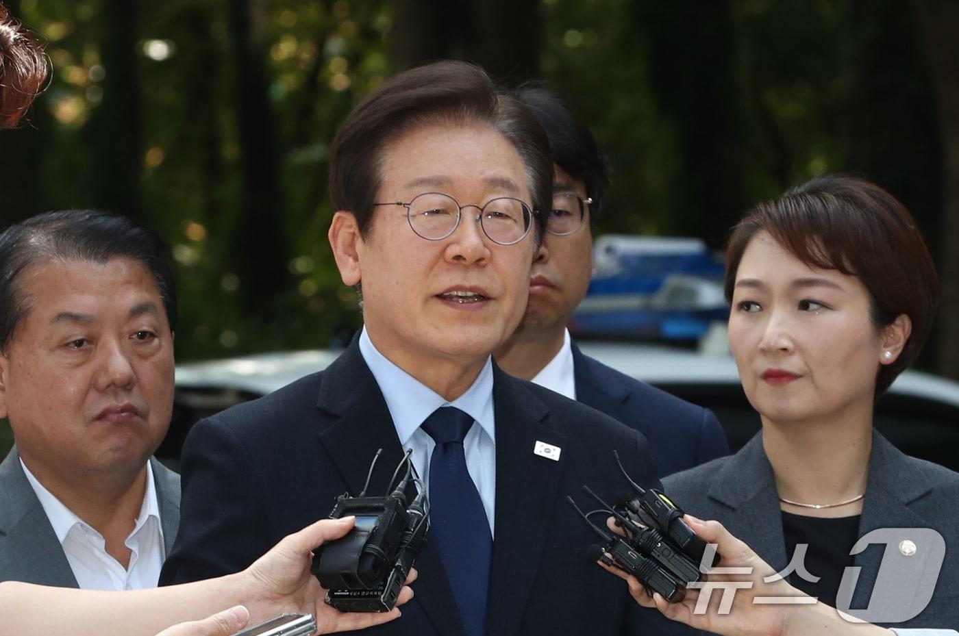 이재명 더불어민주당 대표가 30일 서초구 서울중앙지방법원에서 열린 &#39;위증교사 혐의&#39; 1심 결심 공판에 출석하며 취재진 질문에 답하고 있다. 2024.9.30/뉴스1 ⓒ News1 박세연 기자