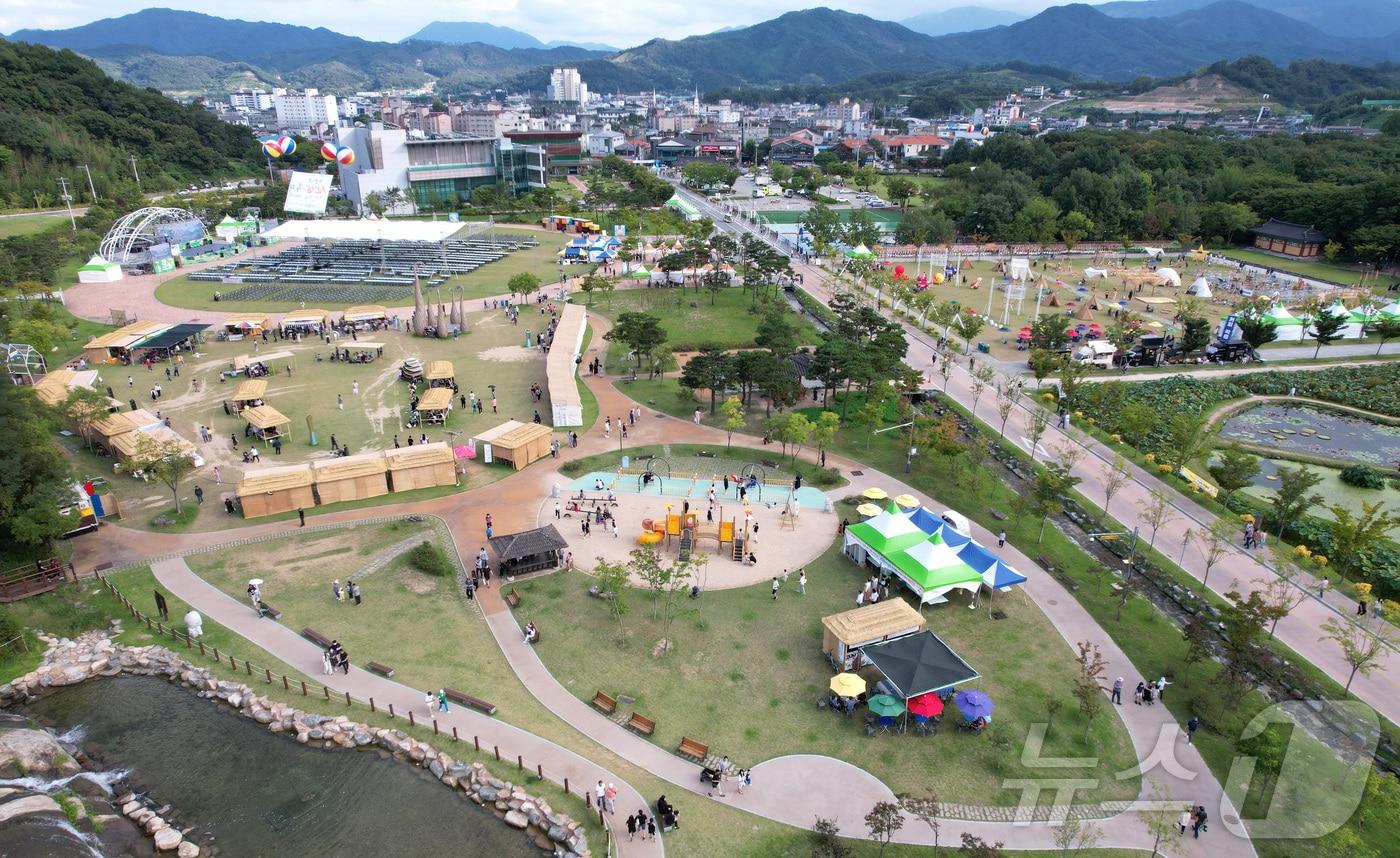 함양산삼축제장&#40;함양군 제공&#41;.