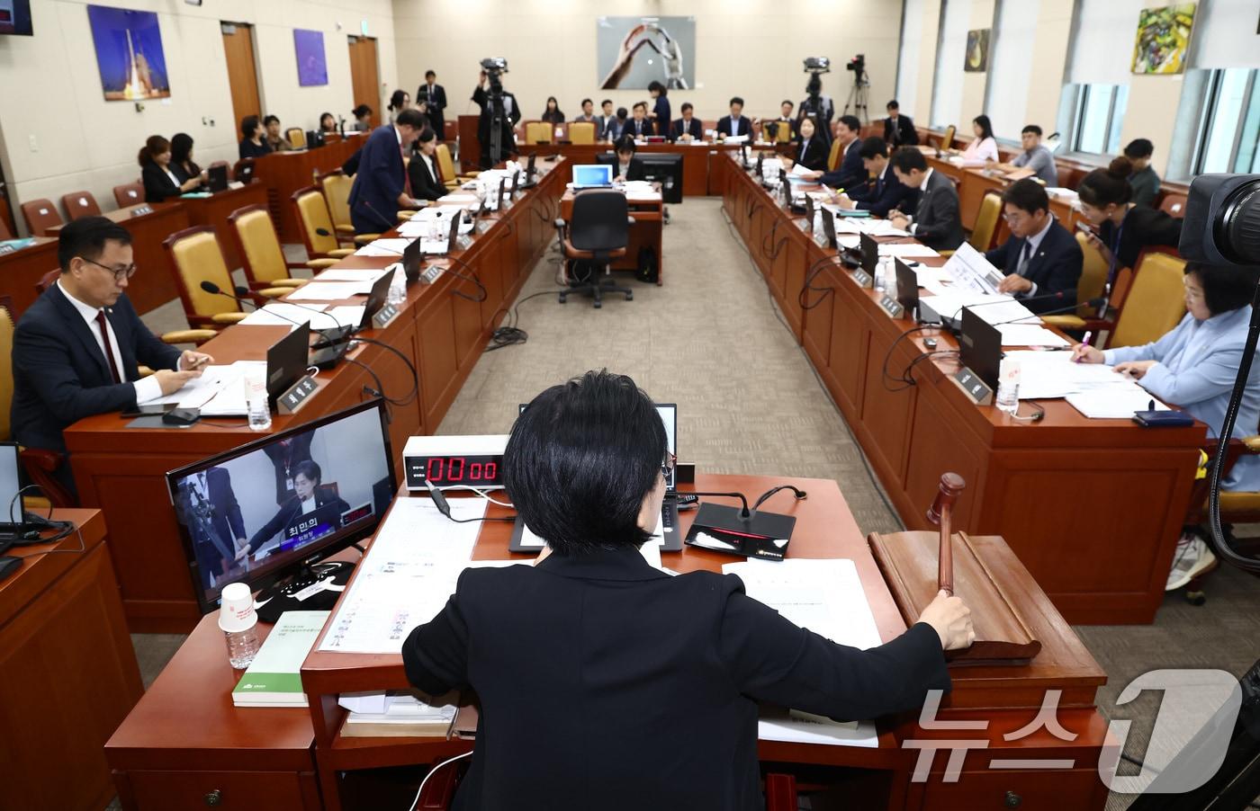 최민희 과학기술정보방송통신위원장이 30일 오후 서울 여의도 국회 과학기술정보방송통신위원회를 진행하고 있다. 2024.9.30/뉴스1 ⓒ News1 김민지 기자