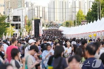 28~29일 이틀간 대전 동구 소제동 카페거리에서 열린 대전 빵축제에 몰린 구름인파.&#40;대전관광공사 제공&#41;/뉴스1 