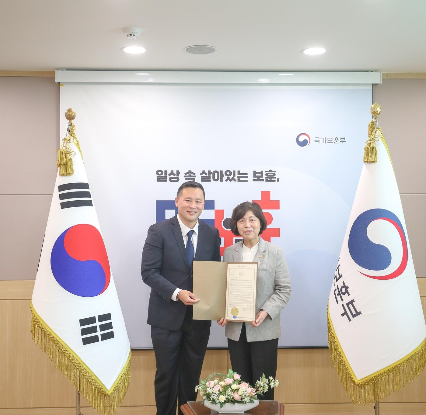 강정애 국가보훈부 장관이 30일 서울지방보훈청에서 론 김 미 뉴욕주 하원의원에게 &#39;유관순의 날&#39; 제정에 대한 감사장을 수여하고 기념촬영을 하고 있다.&#40;국가보훈부 제공&#41;