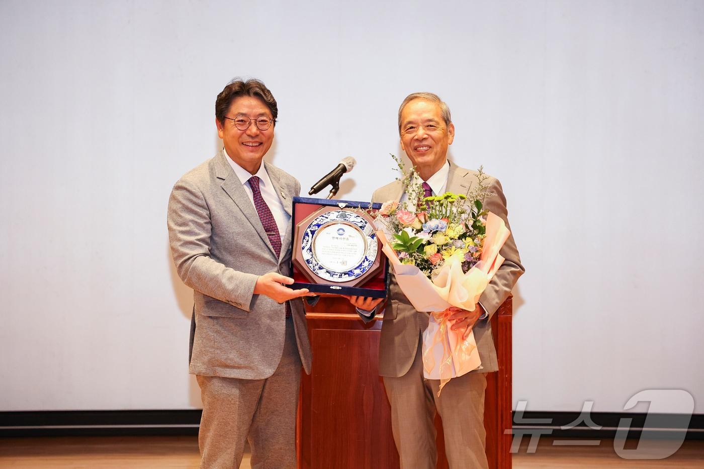 지난 27일 열린 가야사학술회의에서 홍태용 김해시장&#40;왼쪽&#41;이 다케스에 준이치 교수에게 명예시민증을 수여하고 있다.&#40;김해시 제공&#41;