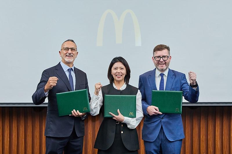 한국맥도날드가 &#39;카말 알 마나&#39;&#40;Kamal Al Mana&#41;와 전략적 파트너십을 체결했다. &#39;알 마나&#39;의 카말 알 마나&#40;Kamal Al Mana&#41;, 김기원 대표이사, 스탠 헤이튼스&#40;Stijn Heytens&#41;글로벌 맥도날드 아시아 사업부 사장&#40;ABU Lead&#41;.