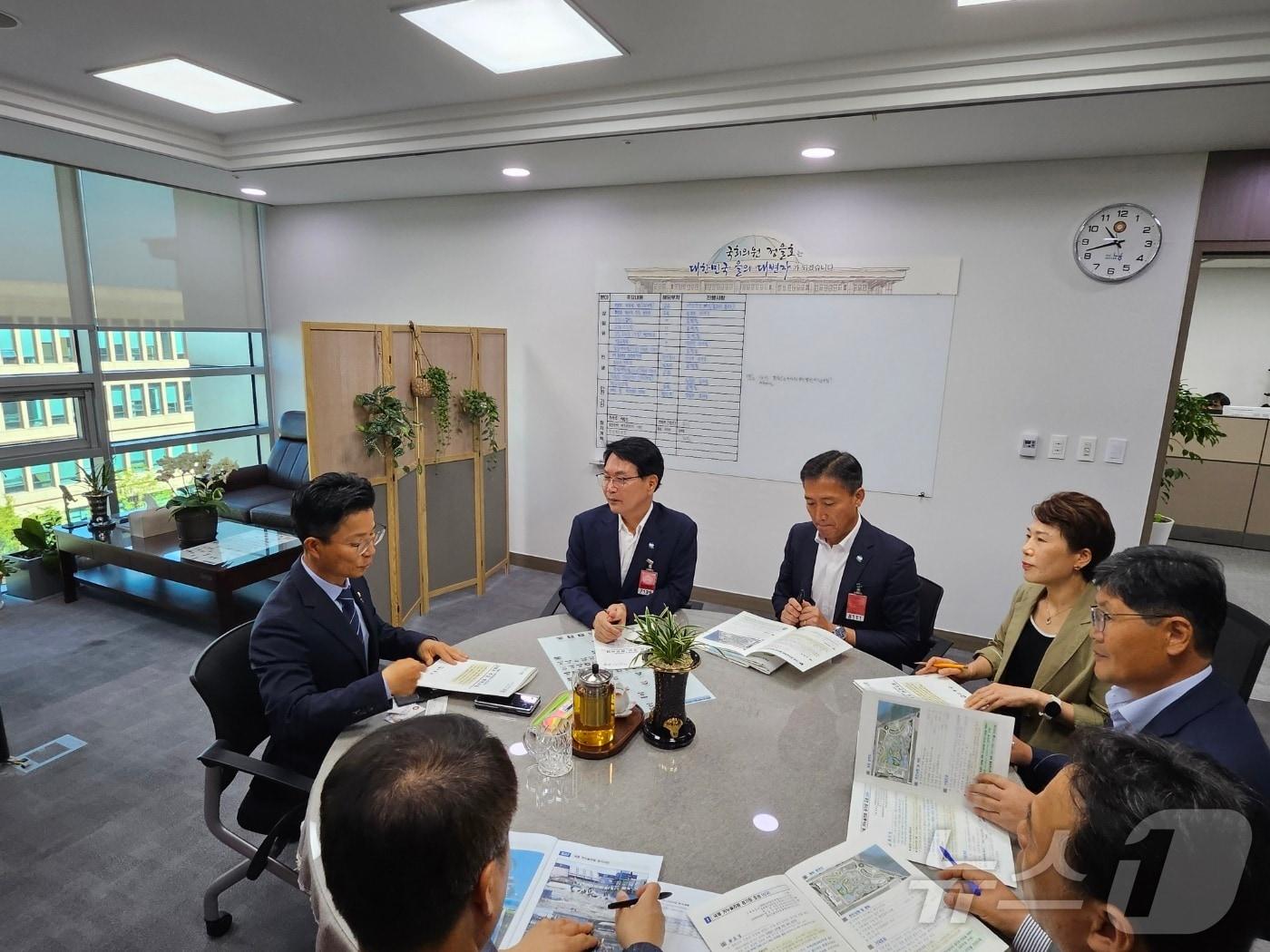 심덕섭 고창군수가 30일 정을호 국회의원과 면담하고 국가예산 반영을 건의하고 있다.&#40;고창군 제공&#41;2024.9.30/뉴스1