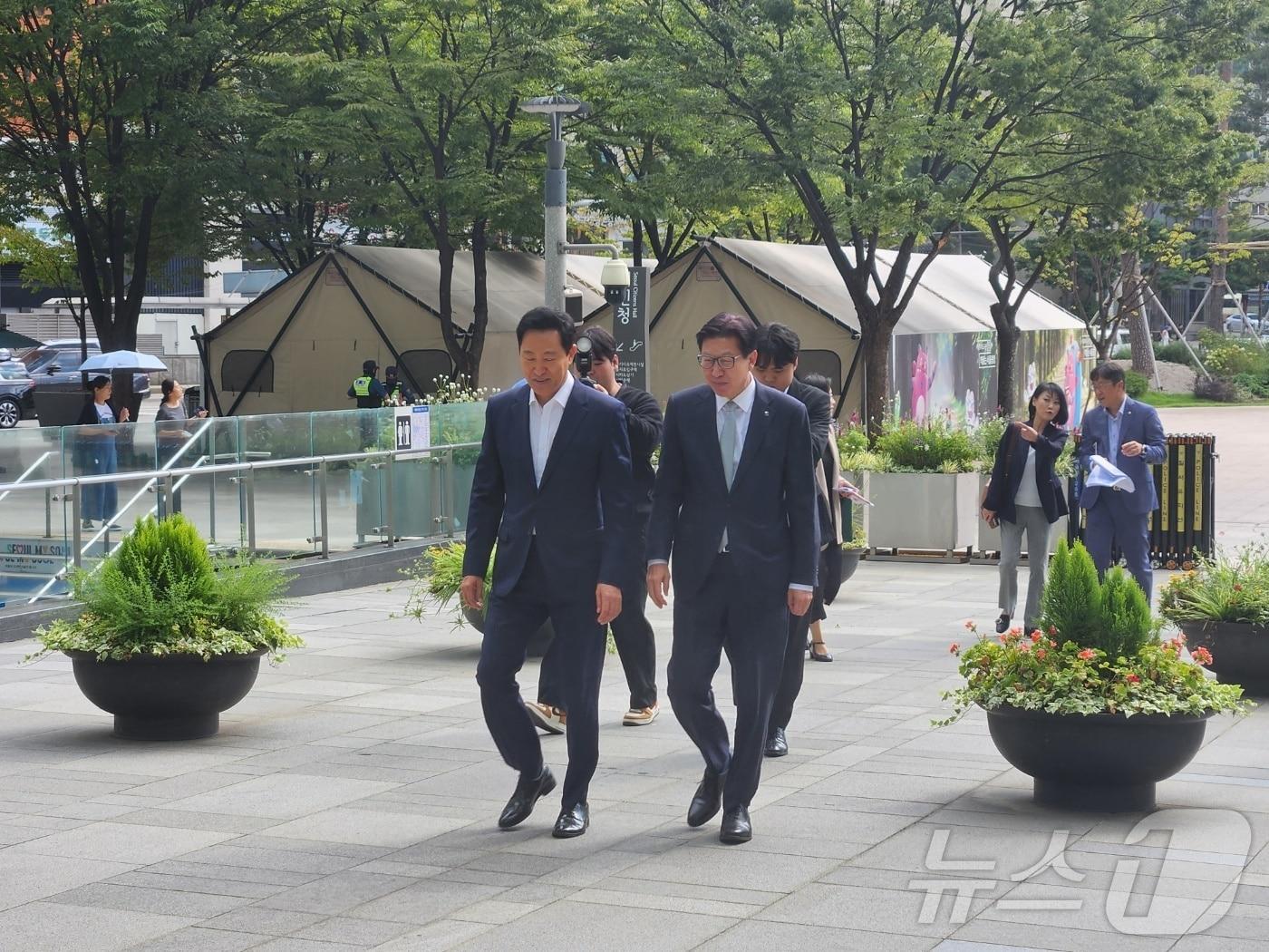 서울시청 앞에서 오세훈 서울시장&#40;왼쪽&#41;과 박형준 부산시장이 대화를 나누는 모습. ⓒ 뉴스1 박우영 기자