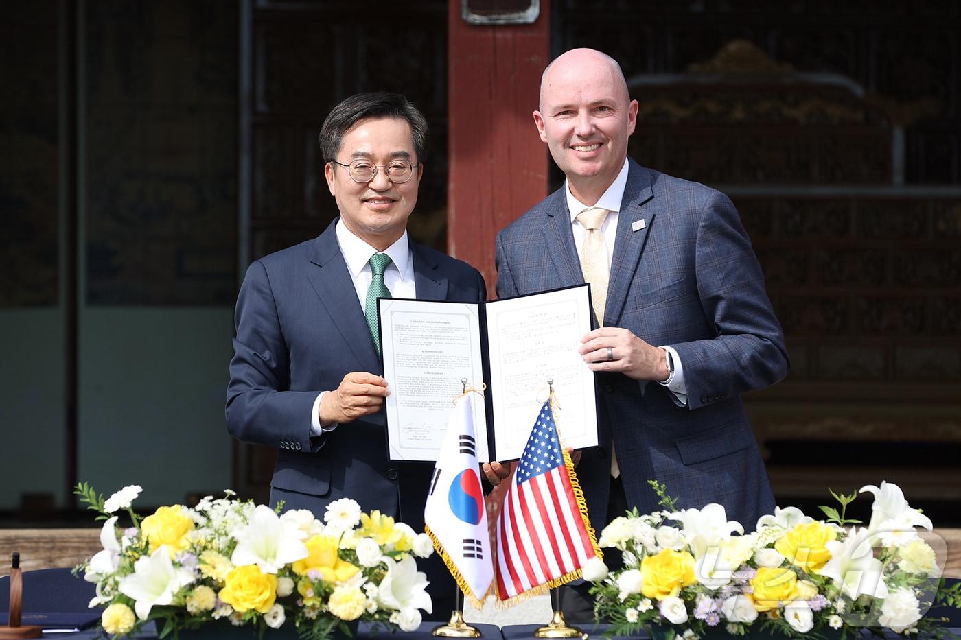 30일 오전 화성행궁에서 열린 경기도-유타주 MOU 체결식에서 김동연 경기도지사&#40;왼쪽&#41;와 미국 유타주 스펜서 제임스 콕스 주지사&#40;오른쪽&#41;가 경기도-유타주 MOU 협약서에 서명하고 기념촬영을 하고 있다.&#40;경기도 제공&#41;/