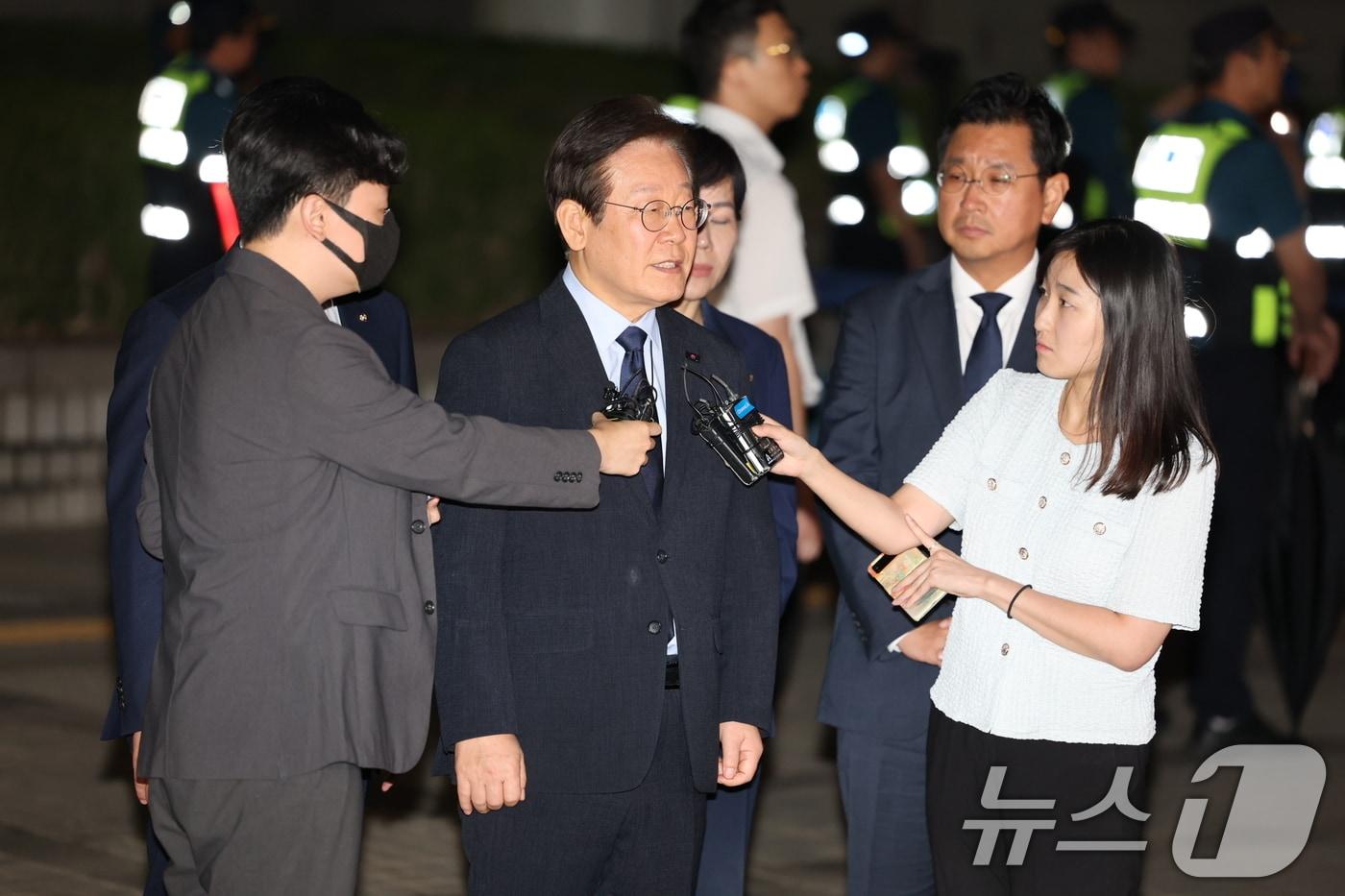 이재명 더불어민주당 대표가 30일 오후 서울 서초구 서울중앙지방법원에서 열린 &#39;위증교사 혐의&#39; 1심 결심 공판을 마친 후 법정을 나서며 취재진의 질문에 답하고 있다. 이날 검찰은 이 대표에게 징역 3년을 구형했다. 2024.9.30/뉴스1 ⓒ News1 이재명 기자