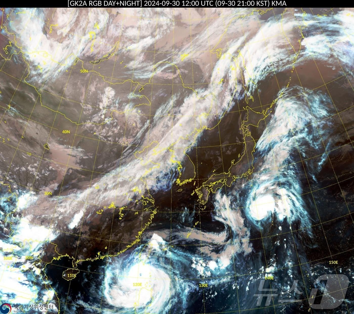 9월 30일 오후 9시 기준 천리안위성 2A호로 본 동아시아 일기도. 하단에 태풍 끄라톤 모습이 선명하다. ⓒ 뉴스1