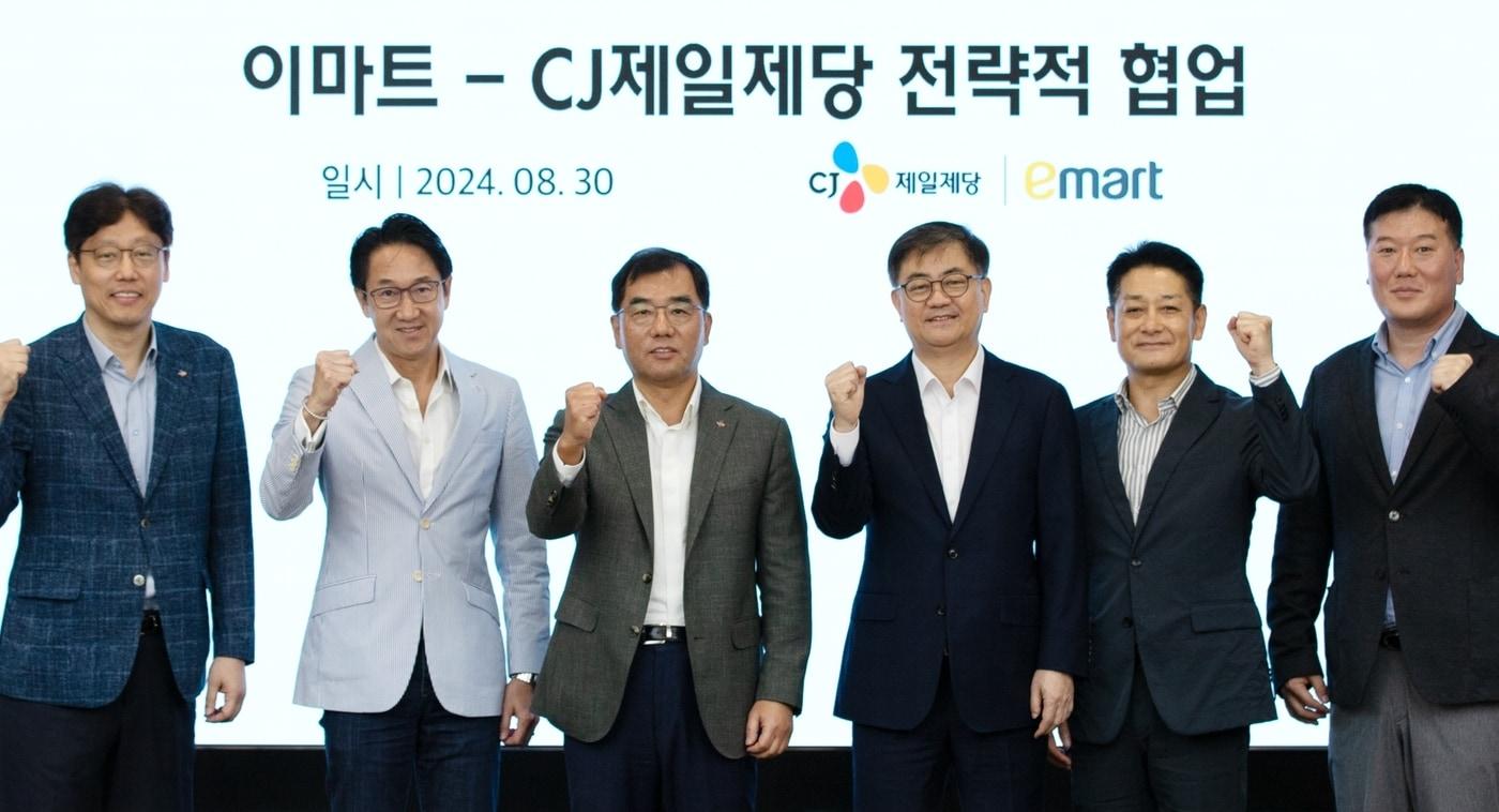 지난달 30일 서울 중구 CJ제일제당센터에서 CJ제일제당과 이마트가 전략적 파트너십 강화 방안을 논의했다. &#40;왼쪽부터 순서대로&#41; 김상익 CJ제일제당 식품한국총괄, 박민석 CJ제일제당 식품사업부문 대표, 강신호 CJ제일제당 부회장, 한채양 이마트 대표이사, 황운기 이마트 상품본부장, 이형순 이마트 HomeMeal 담당이 기념사진을 찍는 모습.&#40;CJ제일제당 제공&#41;