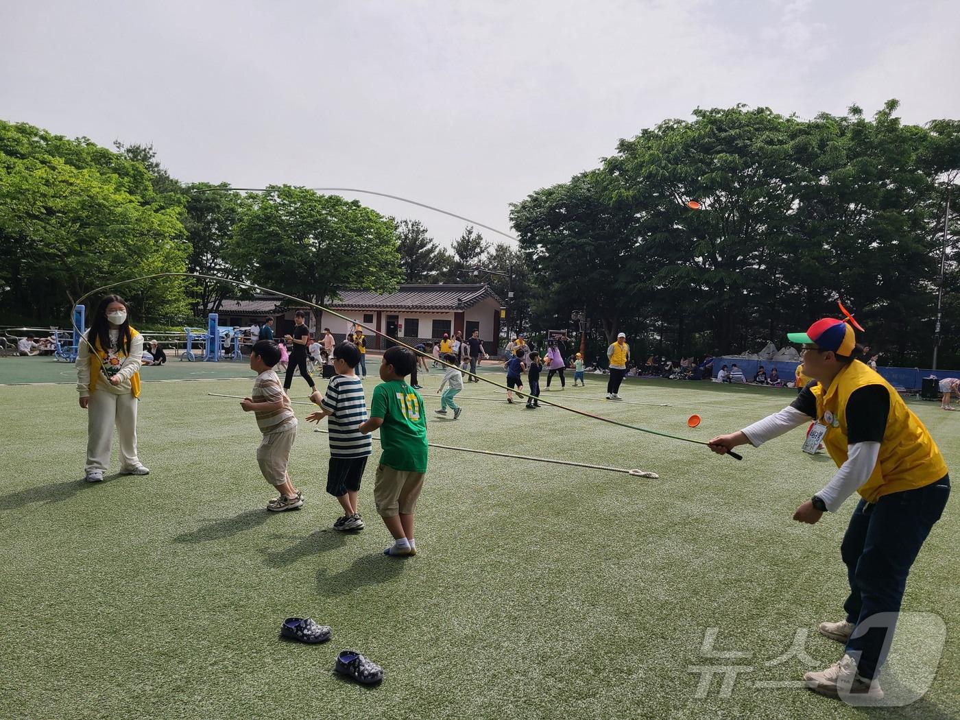 경기 성남시가 오는 7일 율동공원 잔디광장에서 ‘추석맞이 전래놀이 팝업 놀이터’를 운영한다. 사진은 지난해 5월 수진공원에서 열린 팝업 놀이터에서 어린이들이 ‘긴 줄넘기’를 하고 있는 모습.&#40;성남시 제공&#41;/