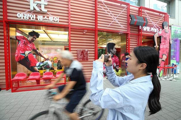 KT가 서울시 마포구에 위치한 ‘KT 플라자 홍대애드샵플러스점’을 10월 15일까지 ‘KT 이강인 팬스토어’로 선보인다고 4일 밝혔다. 사진은 KT 이강인 팬스토어에서 고객이 사진 촬영하는 모습. &#40;KT 제공&#41; 2024.9.4/뉴스1