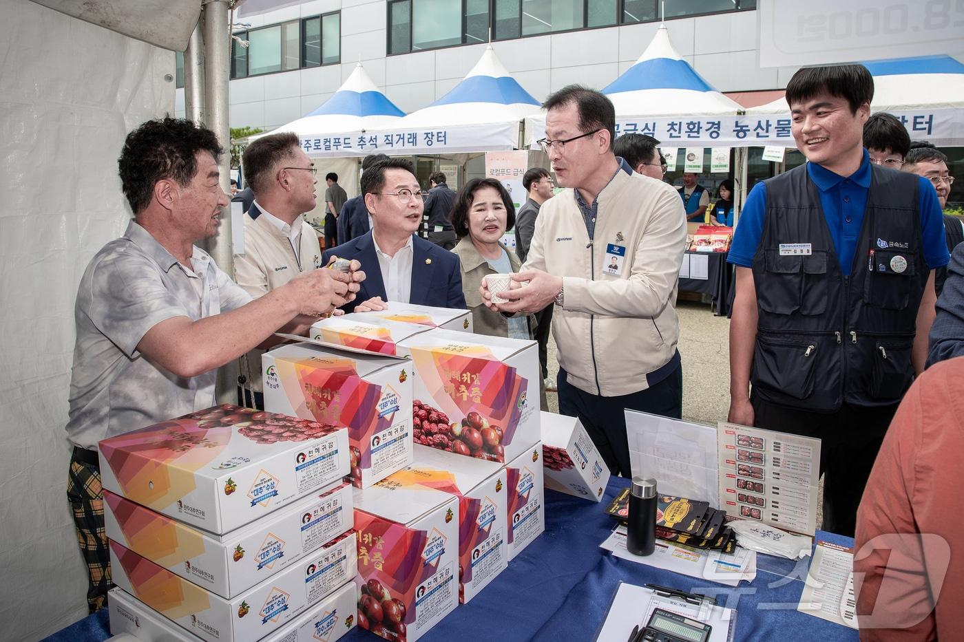 현대자동차 전주공장은 &#39;추석맞이 농산물 직거래장터&#39;를 개최했다고 4일 밝혔다.&#40;현대차 전주공장 제공&#41;2024.9.4/뉴스1