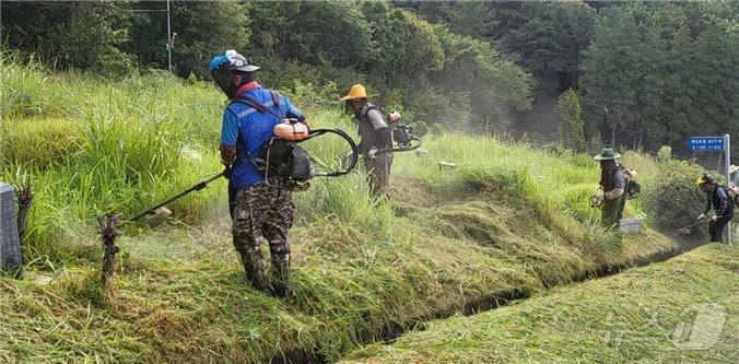 3일 오전 부산영락공원 제8묘원에서 작업자들이 벌초 작업을 하고 있다.2024.9.3.&#40;부산시설공단 제공&#41;