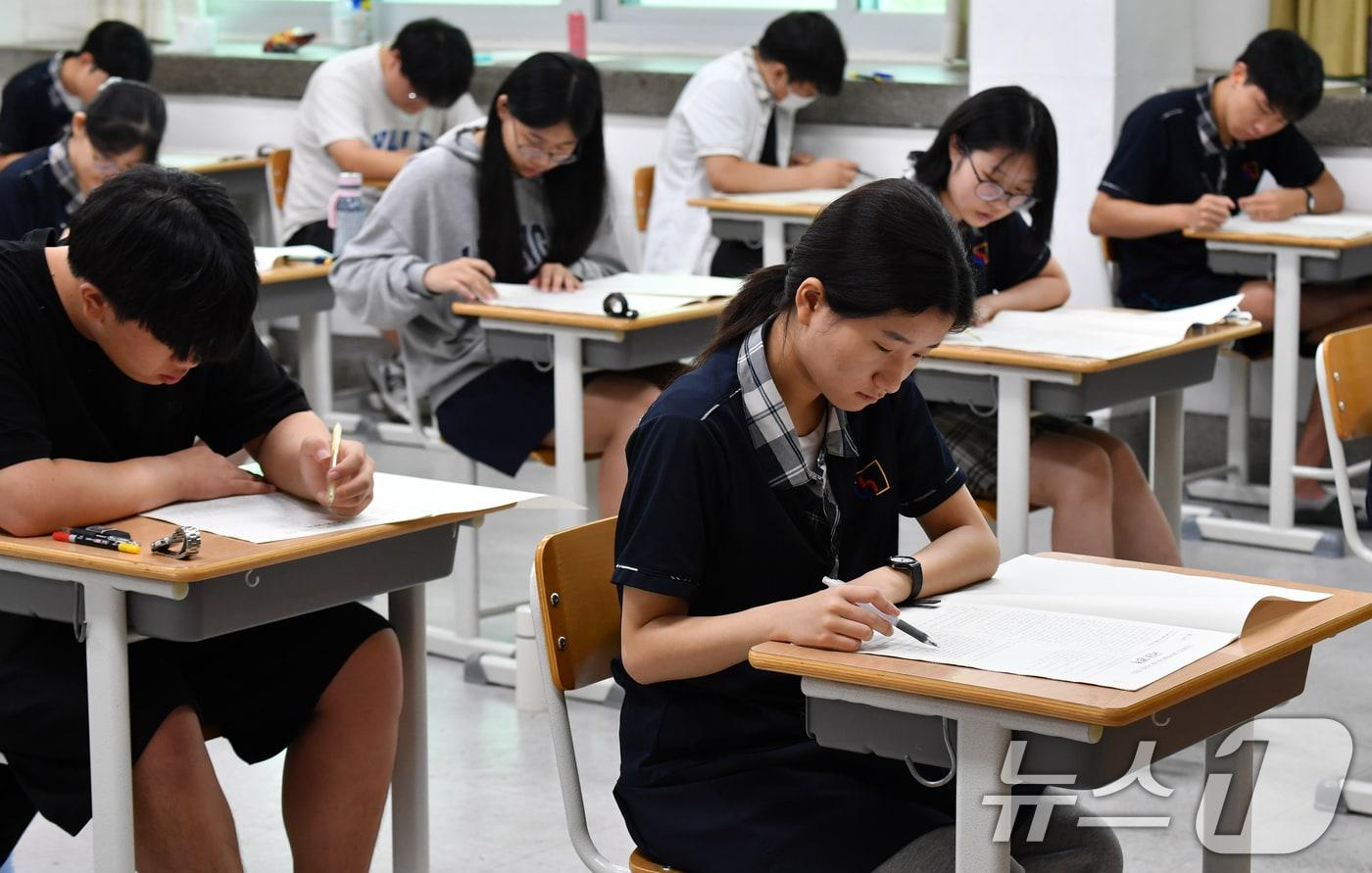 2025학년도 대학수학능력시험 9월 모의평가가 실시된 4일 오전 수험생들이 시험을 보고 있다. /뉴스1 ⓒ News1 최창호 기자