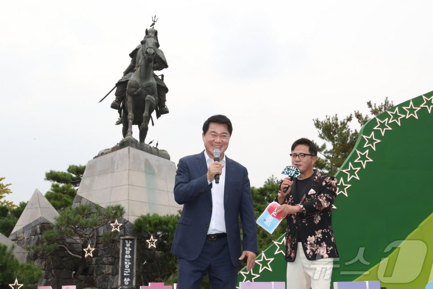 지난해 강감찬 가요제에서 즐겁게 인사하고 있는 박준희 관악구청장.