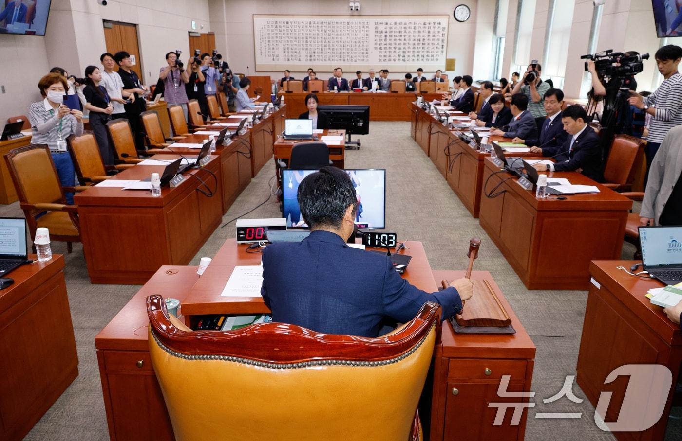 정청래 국회 법제사법위원회 위원장이 4일 오전 서울 여의도 국회에서 열린 법사위 제418회국회&#40;정기회&#41; 제2차 전체회의에서 &#39;제3자 추천&#39; 방식을 가미한 야5당 발의 채해병 특검법에 반대하며 국민의힘 의원들이 불참한 가운데 의사봉을 두드리고 있다. 2024.9.4/뉴스1 ⓒ News1 안은나 기자