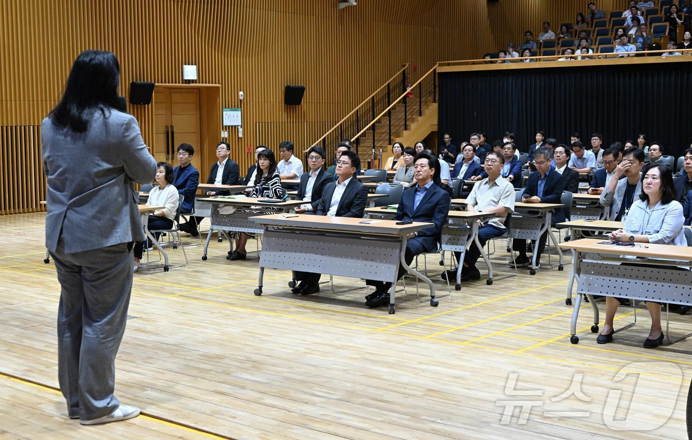 오세훈 시장이 4일오전 다목적홀에서 열린 &#39;제81회 미래서울 아침특강&#39;에 참석해 유승규 안무서운회사 대표의 강의를 듣고 있다. &#40;서울시 제공&#41;