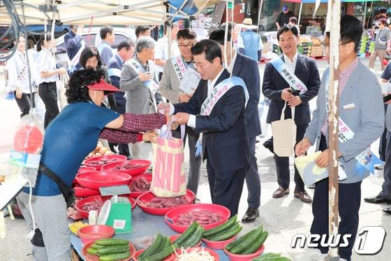 지난해 추석을 앞두고 정인화 시장을 비롯한 유관기관 관계자들이 전통시장 장보기를 하고 있다.&#40;광양시 제공&#41;2023.9.19/  