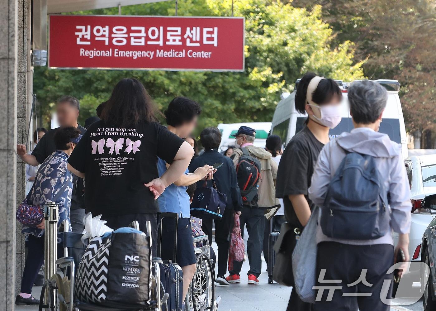 4일 서울 양천구 목동 이대목동병원에서 환자들이 이동하고 있다. 2024.9.4/뉴스1 ⓒ News1 임세영 기자