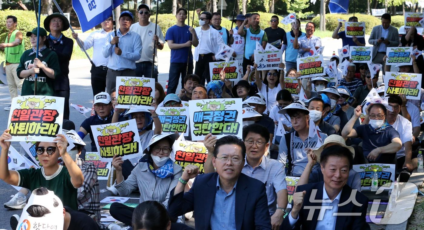 4일 오후 충남 천안 독립기념관 앞에서 항일독립선열선양단체연합을 비롯해 25개 독립운동가 기념사업회 단체 관계자들이 김형석 독립기념관장 사퇴 촉구 범국민 집회를 하고 있다. 2024.9.4/뉴스1 ⓒ News1 김기태 기자