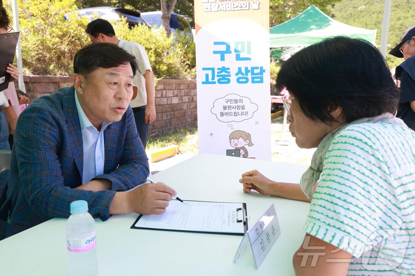 김종훈 구청장이 4일 남목1동 옥류천 일대에서 &#39;OK생활민원 현장서비스의 날&#39;에서 직접 구민의 고충을 듣고 소통하는 시간을 가지고 있다.&#40;울산동구청제공&#41;