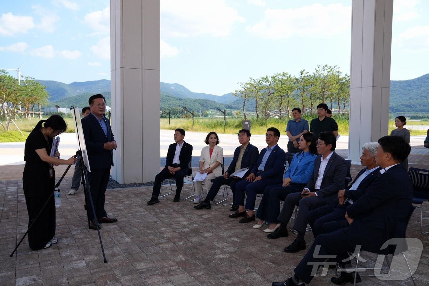 4일 전북자치도의회 기획행정위원회가 글로벌 청소년 리더센터를 방문해 추진 상황과 향후 운영 계획에 대한 설명을 듣고 시설을 점거했다.&#40;의회제공&#41;2024.9.4/뉴스1