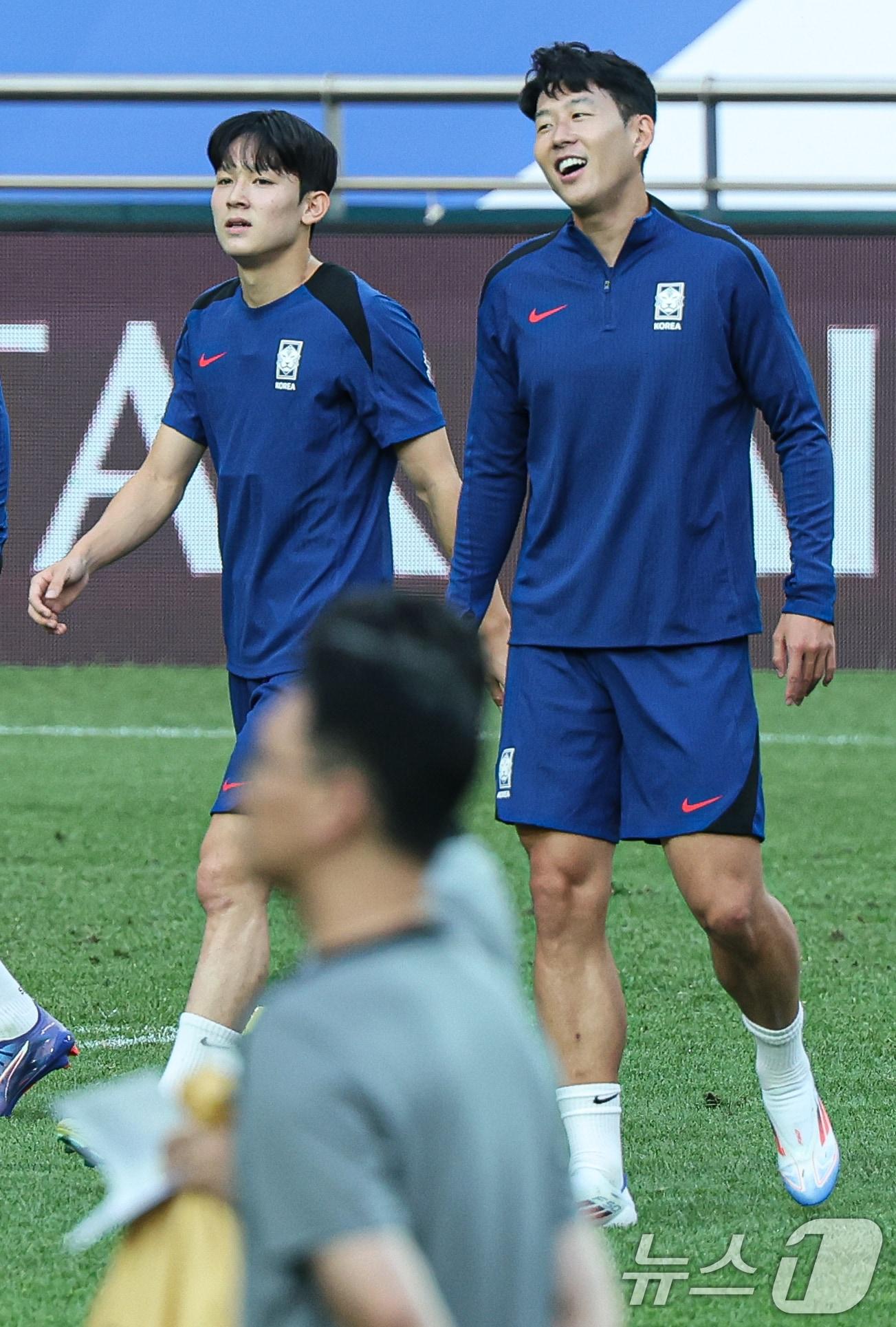 대한민국 축구대표팀 손흥민과 양민혁 선수가 4일 오후 서울 마포구 서울월드컵경기장에서 2026 국제축구연맹&#40;FIFA&#41; 북중미 월드컵 아시아지역 3차 예선을 앞두고 훈련을 하고 있다. 축구대표팀은 오는 5일 팔레스타인과 경기를 치른다. 2024.9.4/뉴스1 ⓒ News1 이재명 기자