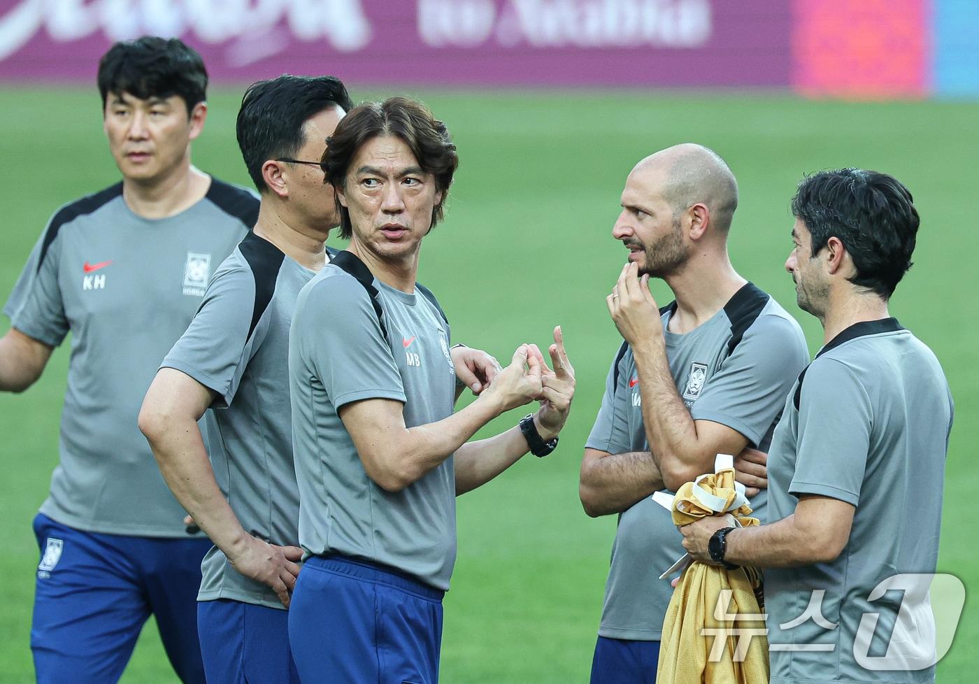 홍명보 대한민국 축구대표팀 감독이 4일 오후 서울 마포구 서울월드컵경기장에서 2026 국제축구연맹&#40;FIFA&#41; 북중미 월드컵 아시아지역 3차 예선을 앞두고 가진 훈련에서 코치진들과 대화를 하고 있다. 축구대표팀은 오는 5일 팔레스타인과 경기를 치른다. 2024.9.4/뉴스1 ⓒ News1 이재명 기자