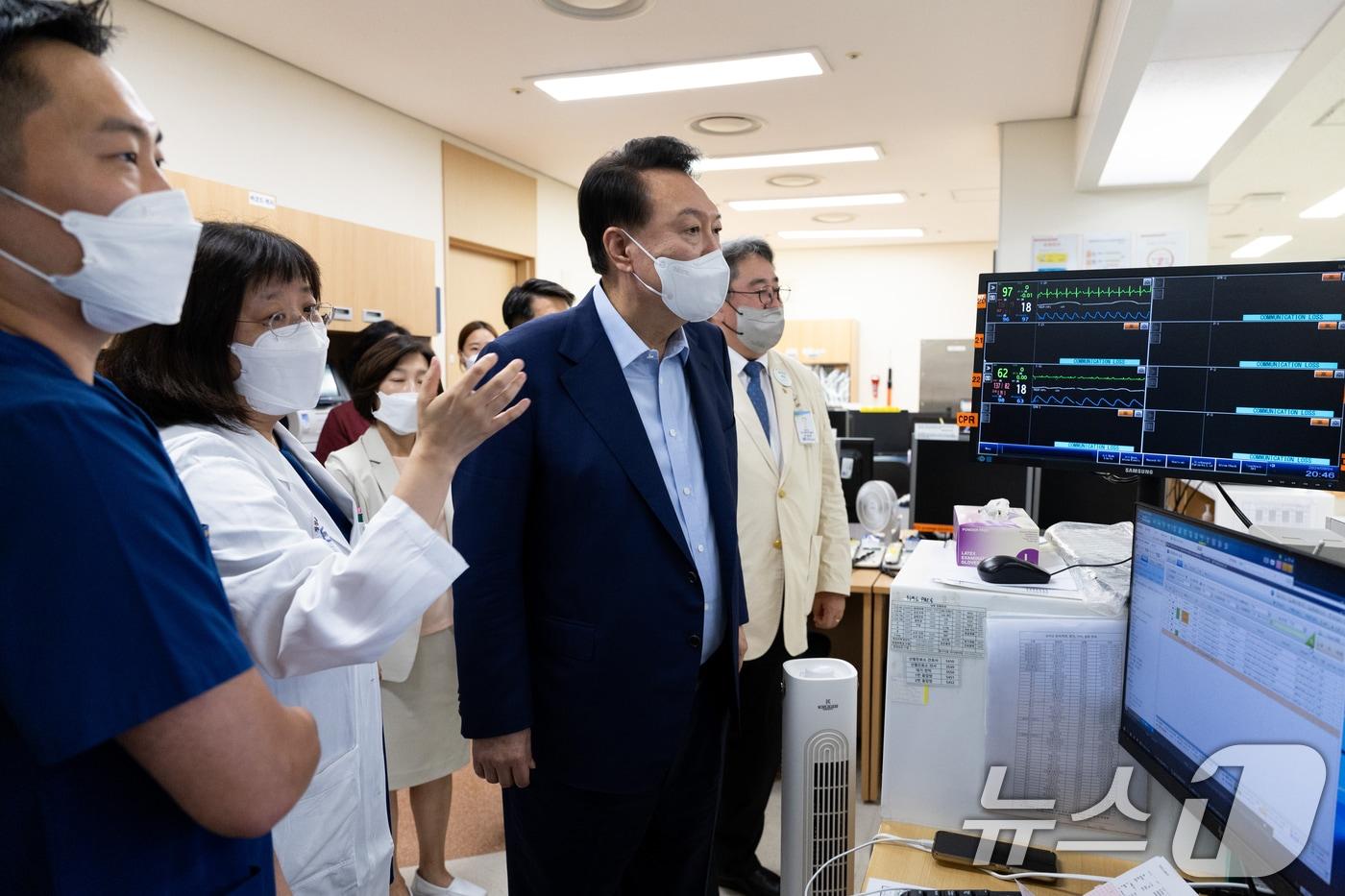 윤석열 대통령이 4일 경기 권역 의료응급센터 현장을 방문하고 있다. &#40;대통령실 제공&#41; 2024.9.4/뉴스1 ⓒ News1 송원영 기자