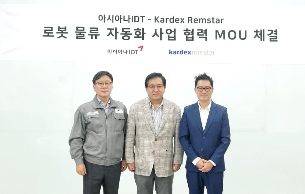 아시아나IDT와 카덱스램스타가 로못 물류 자동화 사업 협력 MOU를 체결했다. 왼쪽부터 김범수 이삭엔지니어링 대표, 전해돈 아시아나IDT 상무, 위킹 츄 카덱스램스타 아/태 사업총괄 이사.&#40;아시아나 IDT 제공&#41;