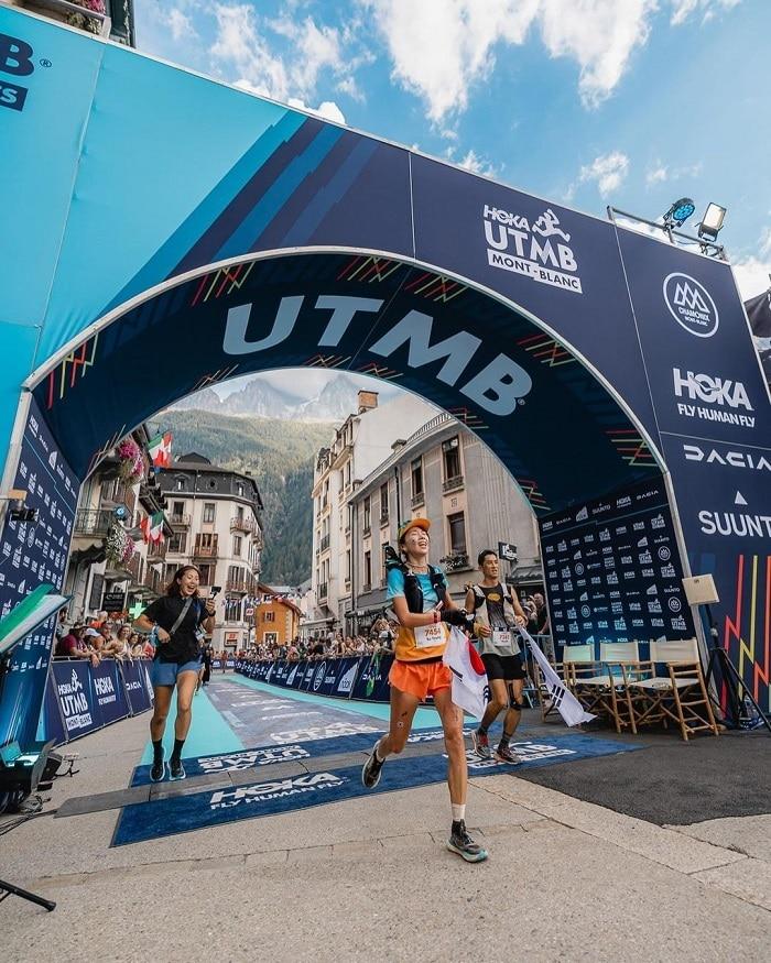 HOKA UTMB 몽블랑 피니시라인을 통과하는 팀 호카 코리아 박소영 / 사진=호카 제공