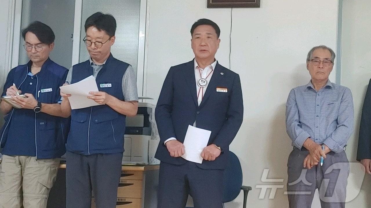 충북 영동양수발전소 건설 현장 인근 마을주민 사망사고와 관련해 정영철 영동군수와 한국수력원자력 관계자들이 입장을 밝히고 있다. /뉴스1 장인수  기자