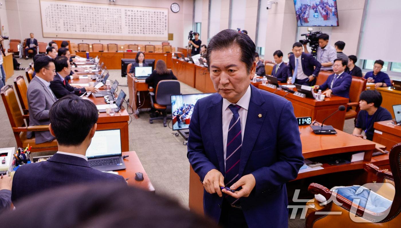 정청래 국회 법제사법위원회 위원장이 5일 서울 여의도 국회에서 열린 법사위 3차 전체회의에서 기자회견 중 자신을 &#39;빌런&#40;악당&#41; 정청래&#39;라고 발언한 국민의힘 의원들의 사과를 요구하며 정회를 선언, 퇴장하고 있다. 2024.9.5/뉴스1 ⓒ News1 안은나 기자