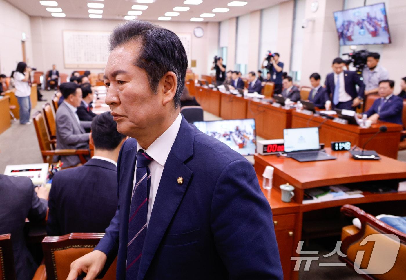 정청래 국회 법제사법위원회 위원장이 5일 서울 여의도 국회에서 열린 법사위 3차 전체회의에서 기자회견 중 자신을 &#39;빌런&#40;악당&#41; 정청래&#39;라고 발언한 국민의힘 의원들의 사과를 요구하며 정회를 선언, 퇴장하고 있다. 2024.9.5/뉴스1 ⓒ News1 안은나 기자