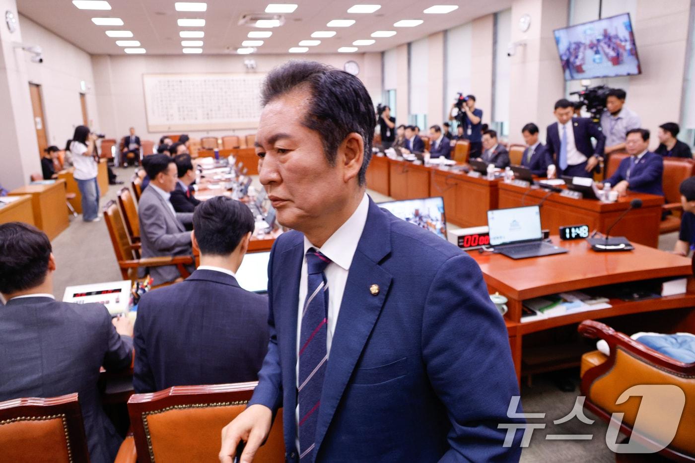 정청래 국회 법제사법위원회 위원장이 5일 서울 여의도 국회에서 열린 법사위 3차 전체회의에서 기자회견 중 자신을 &#39;빌런&#40;악당&#41; 정청래&#39;라고 발언한 국민의힘 의원들의 사과를 요구하며 정회를 선언, 퇴장하고 있다. 2024.9.5/뉴스1 ⓒ News1 안은나 기자