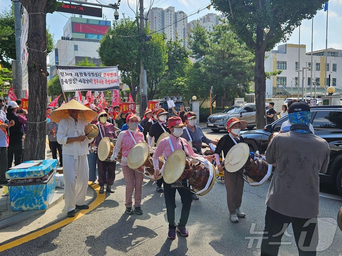 현도면 주민들이 대규모 집회를 열고 재활용선별센터 설치 계획 전면 백지화를 요구했다.2024.9.5/뉴스1 이재규 기자 