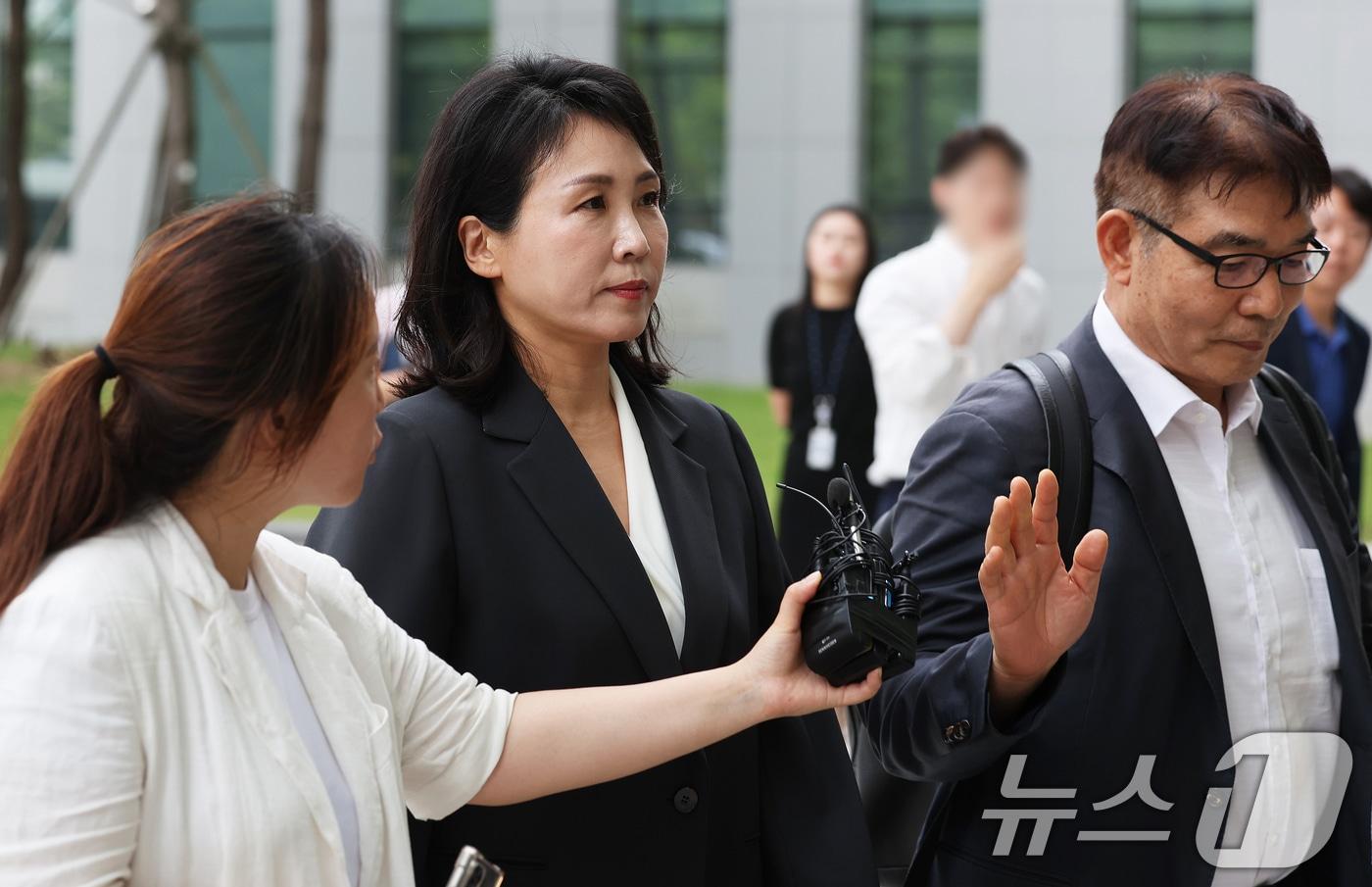 이재명 더불어민주당 대표의 배우자 김혜경 씨가 &#39;경기도 법인카드 유용 의혹&#39; 관련 조사를 받기 위해 5일 오후 경기 수원시 영통구 수원지방검찰청으로 출석하고 있다. &#40;공동취재&#41; 2024.9.5/뉴스1 ⓒ News1 김영운 기자